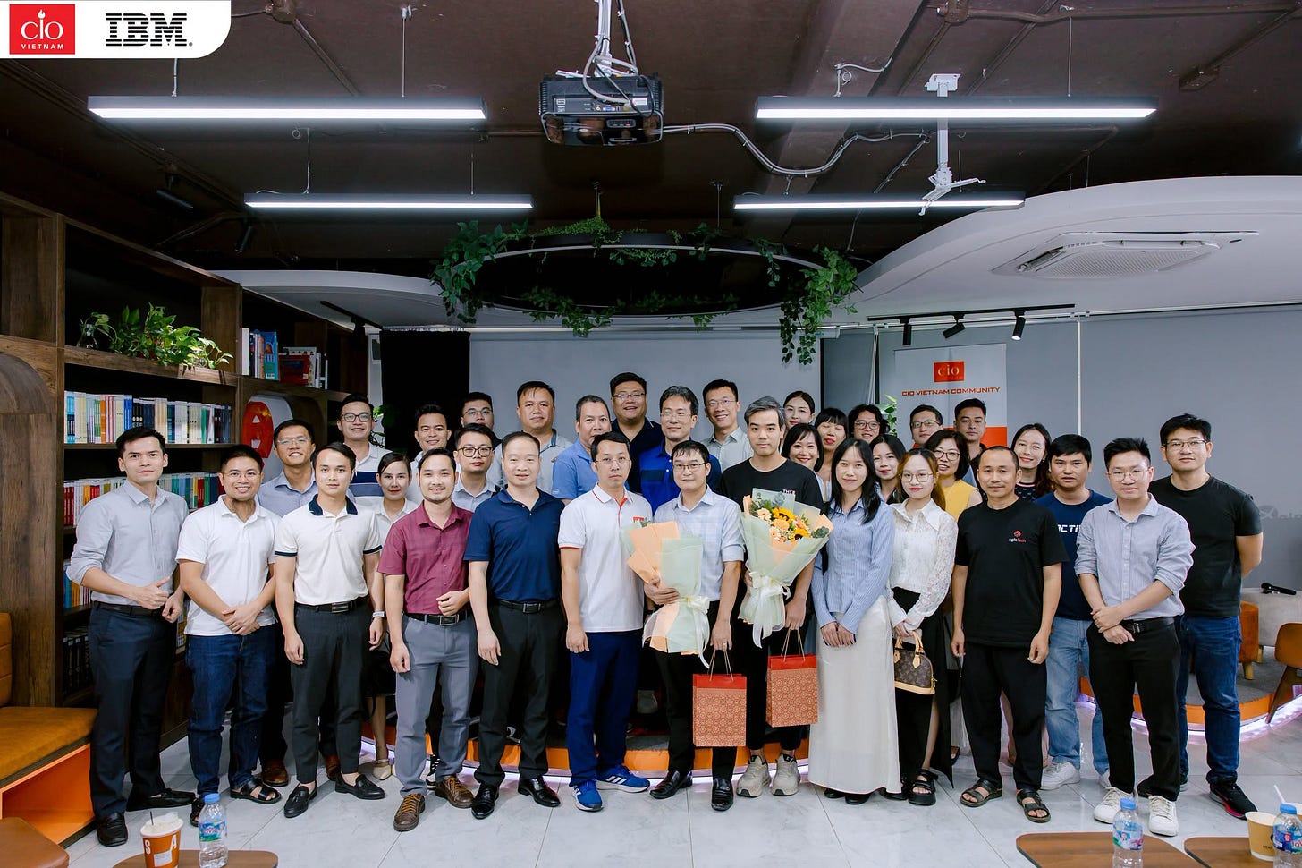 Có thể là hình ảnh về một hoặc nhiều người và văn bản Có thể là hình ảnh về một hoặc nhiều người và văn bản