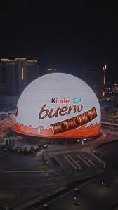 What’s the coolest thing you’ve seen today and why is it Kinder Bueno and  their massive claw machine on the Exosphere of @spherevegas