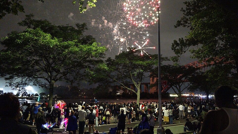 File:Astoriafireworks2025 25.jpg