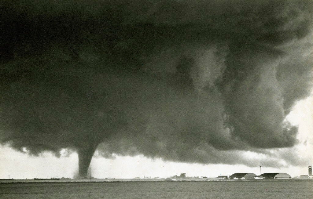 El tornado de Fargo de 1957 ocupando el cielo (Chet Gebert)