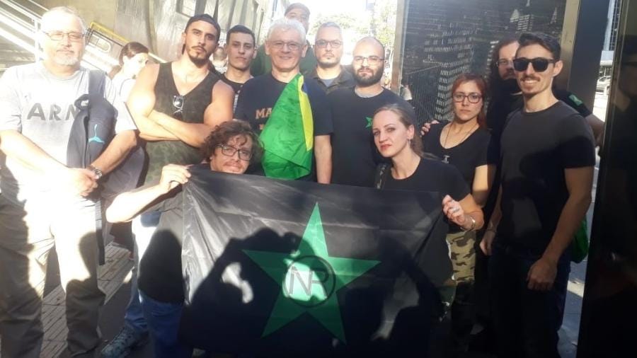 Foto publicada nas redes sociais mostra encontro entre Robinson Farinazzo (PDT), com uma bandeira do Brasil, e apoiadores da NR - Reprodução/Twitter Foto publicada nas redes sociais mostra encontro entre Robinson Farinazzo (PDT), com uma bandeira do Brasil, e apoiadores da NR - Reprodução/Twitter