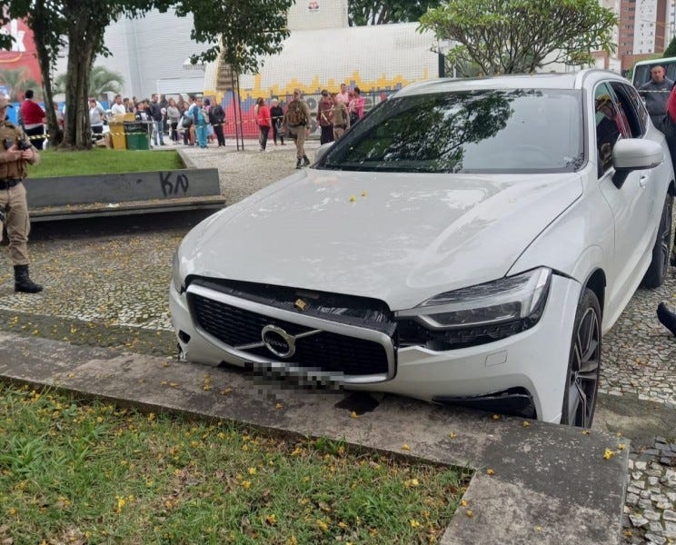 Motorista morre depois de ter mal súbito e bater carro em praça na região central de Criciúma Motorista morre depois de ter mal súbito e bater carro em praça na região central de Criciúma