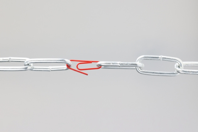 Chrome chain in middle with red paper clip Chrome chain in middle with red paper clip