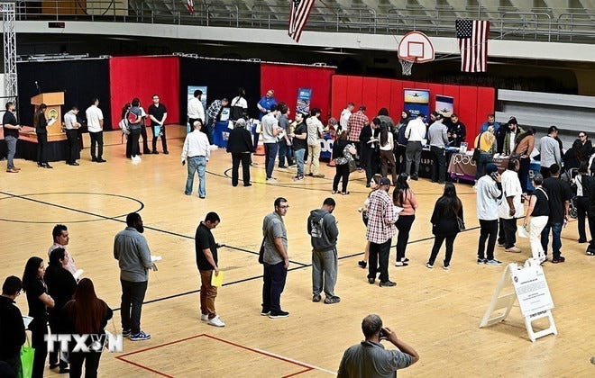Người lao động tìm việc tại hội chợ việc làm ở Los Angeles, Mỹ. (Ảnh: Getty Images/TTXVN) ttxvn-tim-viec-my.jpg