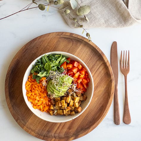 Tempeh Salad with avocado, spinach, carrots and bell pepper. Cut into small pieces. 