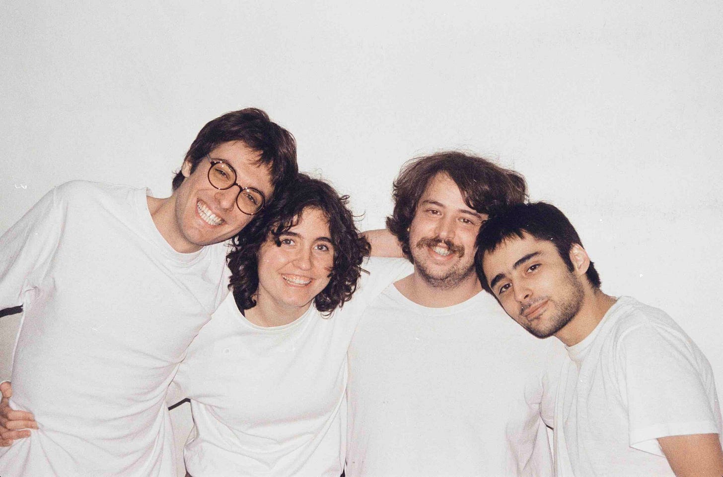 Ouça | Sophia Chablau e Uma Enorme Perda de Tempo: "Música Do Esquecimento"  - Música Instantânea