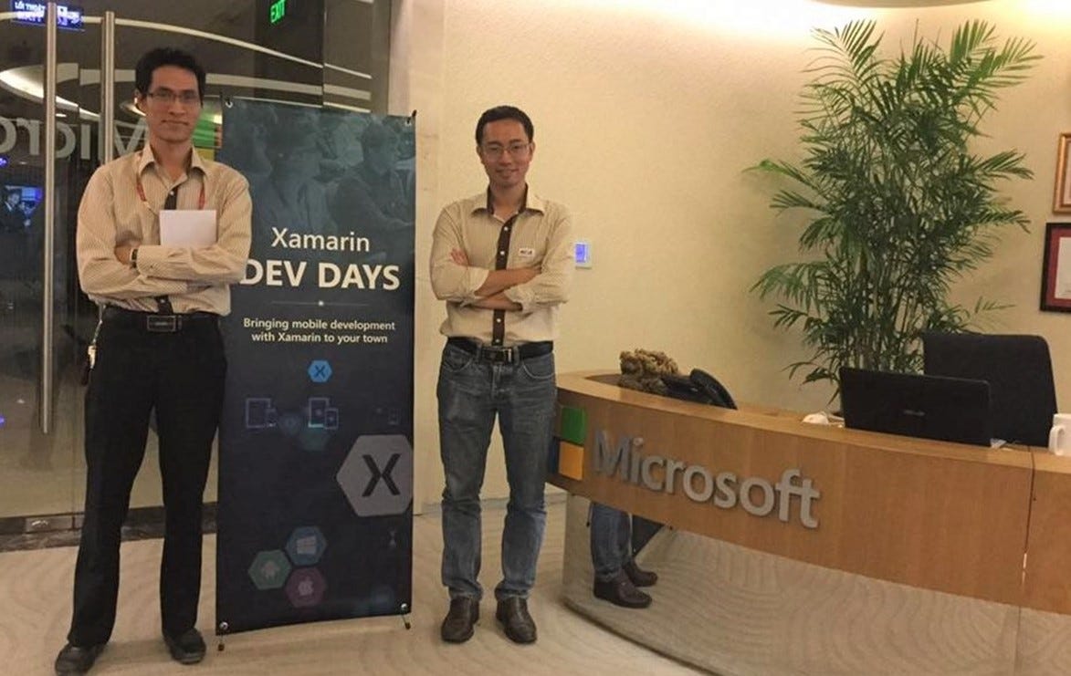 Anh Tùng và cộng sự tại sự kiện công nghệ DEV day. Theo anh kỹ năng mềm như làm việc nhóm, giao tiếp… cũng rất quan trọng với sự phát triển lâu dài của lập trình viên.