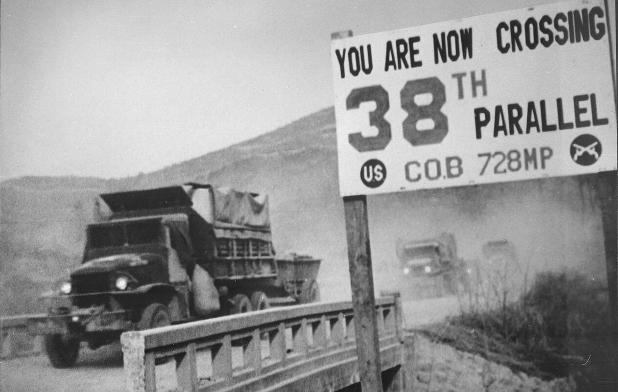 https://upload.wikimedia.org/wikipedia/commons/thumb/2/27/Crossing_the_38th_parallel._United_Nations_forces_withdraw_from_Pyongyang%2C_the_North_Korean_capital._They_recrossed..._-_NARA_-_541822.tif/lossy-page1-1280px-Crossing_the_38th_parallel._United_Nations_forces_withdraw_from_Pyongyang%2C_the_North_Korean_capital._They_recrossed..._-_NARA_-_541822.tif.jpg