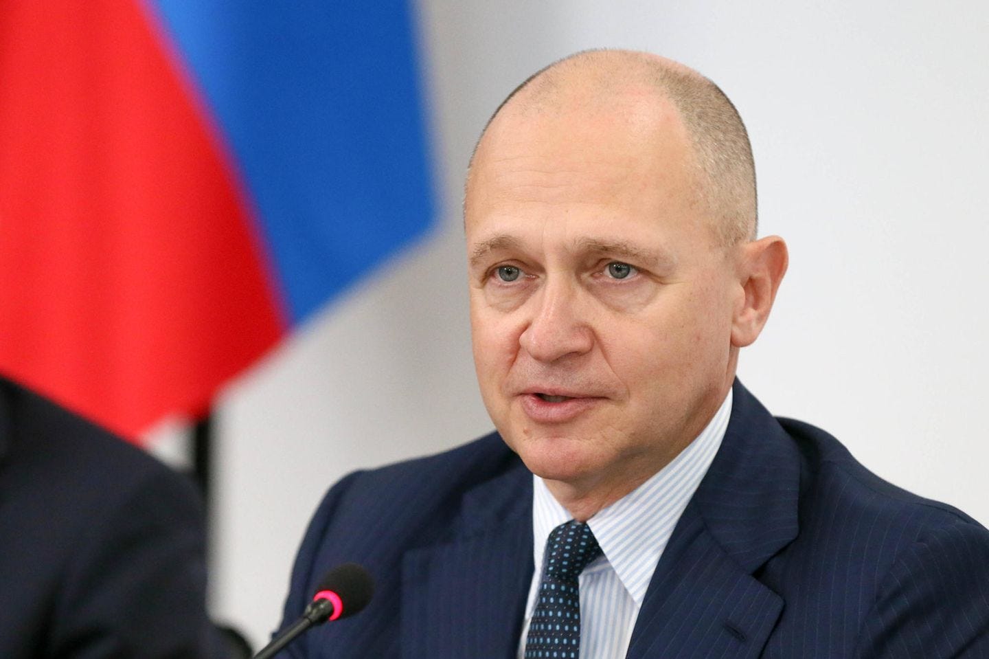 Auch in der Familie Kirijenko sind gleich zwei Mitglieder auf der einer Sanktionsliste gelandet, diesmal auf der amerikanischen. Sergej Kirijenko (Foto) ist stellvertretender Stabschef der russischen Präsidialverwaltung und war 1998 kurzzeitig – für insgesamt vier Monate – russischer Ministerpräsident. Sein Sohn, Wladimir Kirijenko, ist Chef eines der erfolgreichsten russischen Internet-Unternehmen, zu dem auch eines der größten sozialen Netzwerke des Landes gehört. Auch in der Familie Kirijenko sind gleich zwei Mitglieder auf der einer Sanktionsliste gelandet, diesmal auf der amerikanischen. Sergej Kirijenko (Foto) ist stellvertretender Stabschef der russischen Präsidialverwaltung und war 1998 kurzzeitig – für insgesamt vier Monate – russischer Ministerpräsident. Sein Sohn, Wladimir Kirijenko, ist Chef eines der erfolgreichsten russischen Internet-Unternehmen, zu dem auch eines der größten sozialen Netzwerke des Landes gehört.