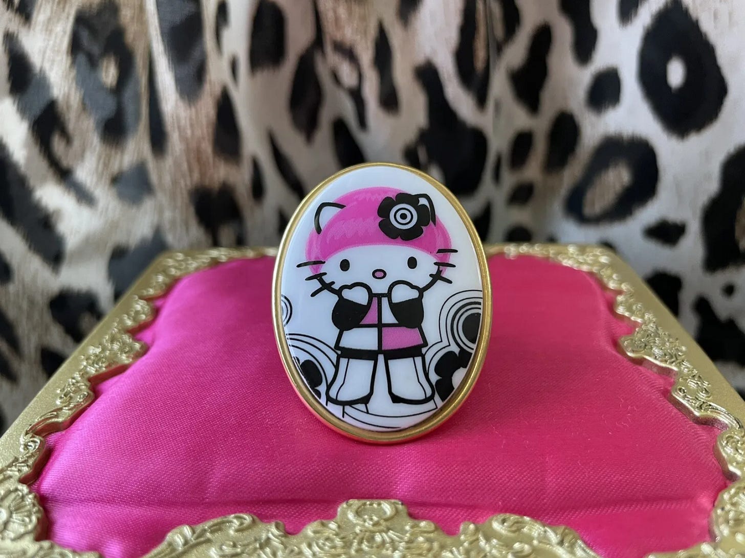 Tarina Tarantino Vintage Pink Head HUGE Mod Retro Hello Kitty Gold Cameo Ring - Picture 1 of 6