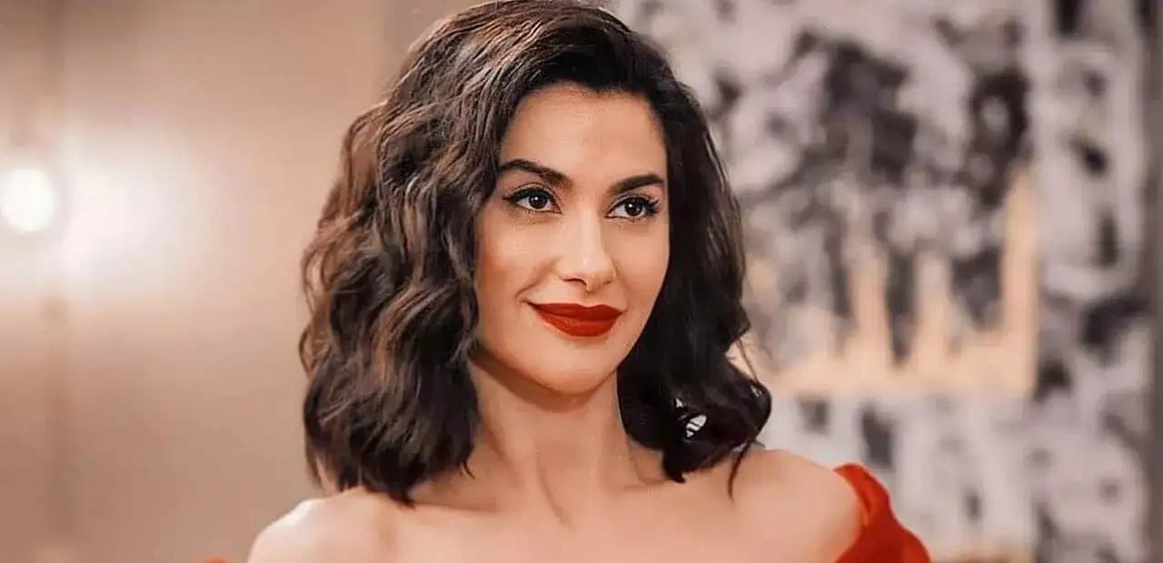 Nesrin Cavadzade kırmızı elbiseyle yakın plan portre, “Daha On Yedi” ve Şebnem karakteri üzerine oyuncu profili görseli