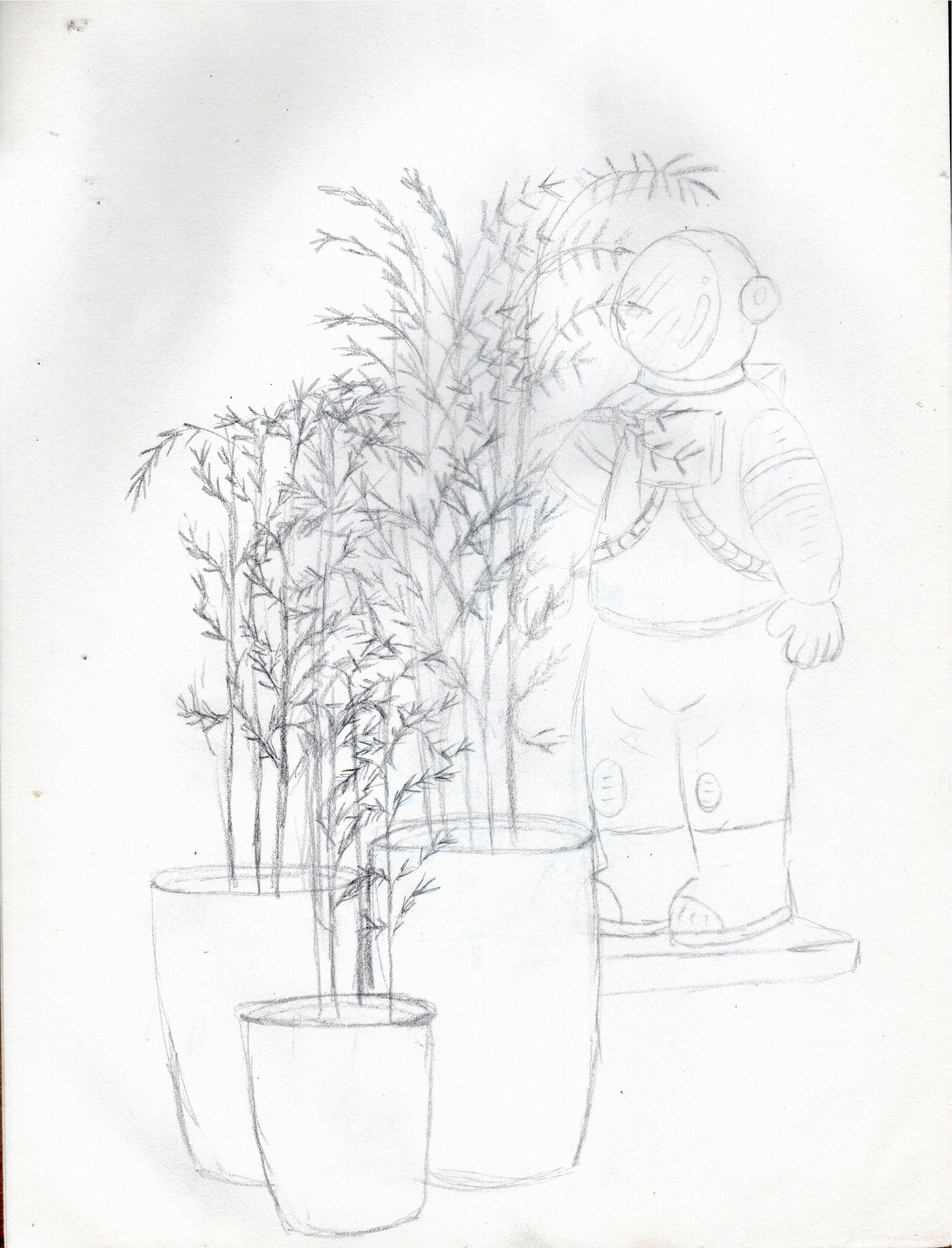 Esta imagem apresenta um esboço a lápis em preto e branco que combina elementos naturais e futuristas. Composição do Desenho Elementos Centrais: O desenho foca em três vasos de plantas em primeiro plano. Estas plantas assemelham-se a bambus, caracterizados por seus colmos finos e segmentados com folhas estreitas saindo dos nós. Figura ao Fundo: Atrás das plantas, à direita, há o esboço de uma pessoa em um traje de astronauta. A figura está de pé sobre uma pequena plataforma ou base e parece estar segurando ou interagindo com uma das plantas.