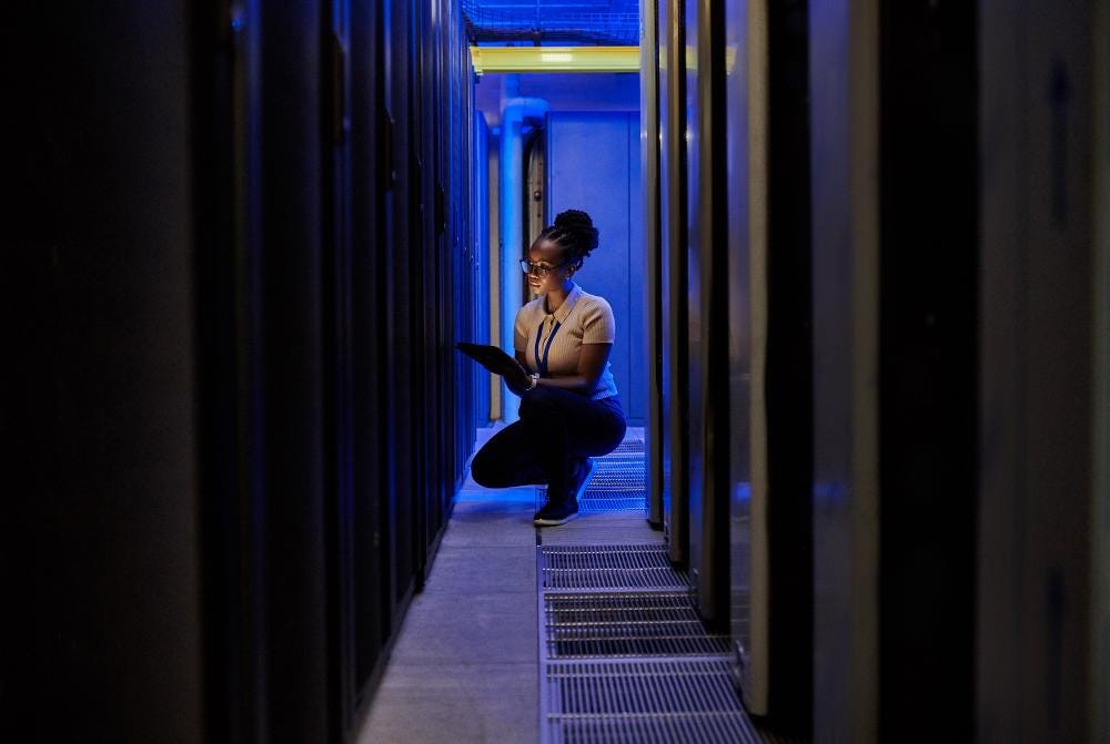 Femme avec tablette dans la salle des serveurs