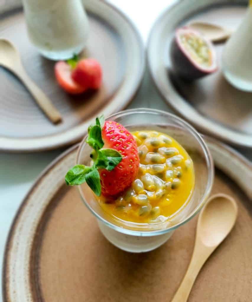Kokospudding met kardemom, mango en passievrucht