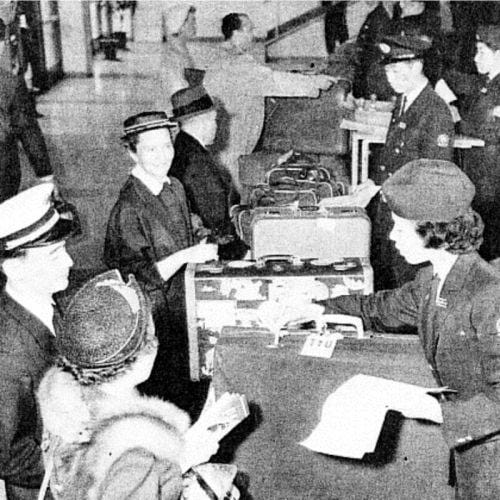 Serviço alfandegário no aeroporto de Haneda na década de 1950. Serviço alfandegário no aeroporto de Haneda na década de 1950.