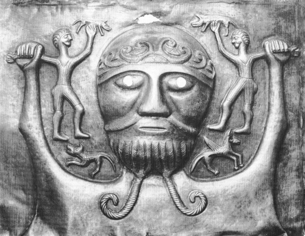Lug/Lugh/Lugus.también es conocido como:Samildanach o el múltiple ...