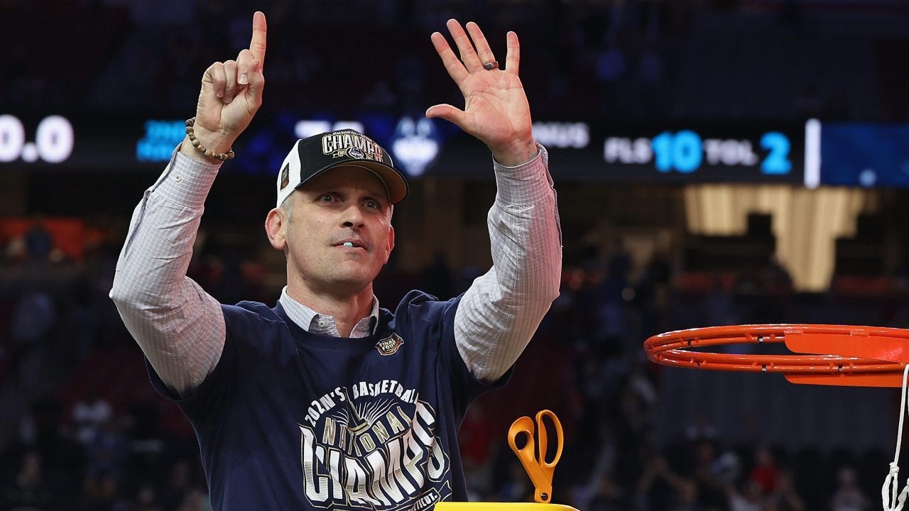UConn's Dan Hurley Turns Down Lakers' Offer to Stay With Huskies