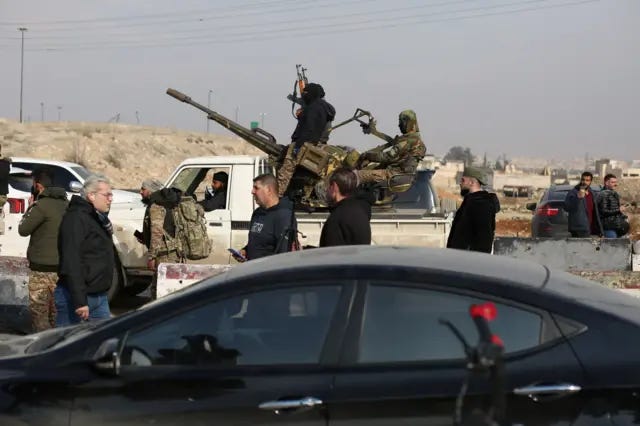 يتمركز جنود الجيش السوري في محيط أحياء الشيخ مقصود