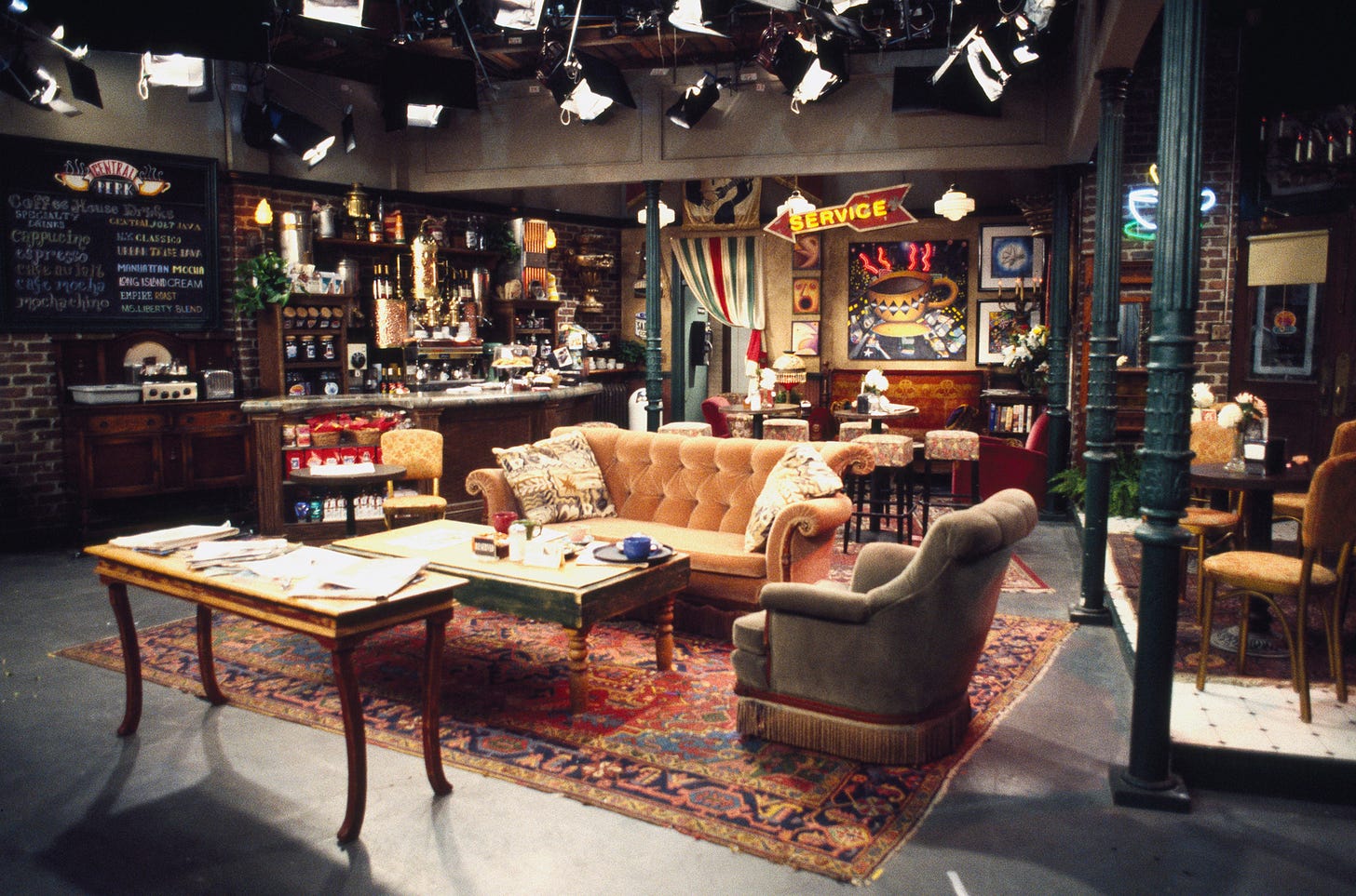 Friends Central Perk couch coming to landmarks worldwide | EW.com