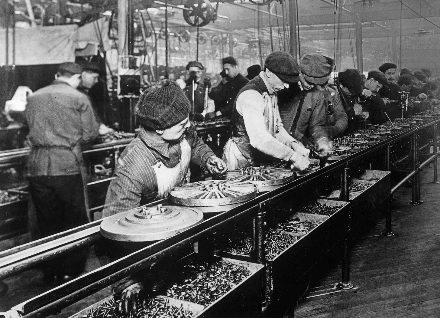 https://upload.wikimedia.org/wikipedia/commons/e/e8/Ford_assembly_line_-_1913_%28restored%29.jpg?utm_source=en.wikipedia.org&utm_campaign=imageinfo&utm_content=original