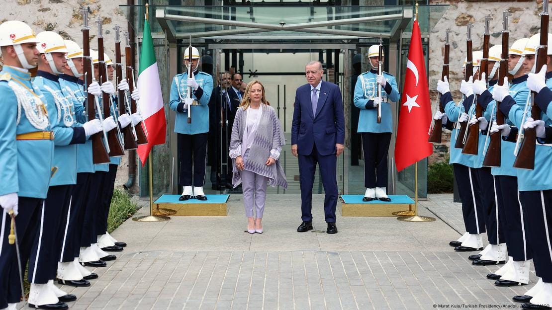Ερντογάν και Μελόνι κατά τη διάρκεια της υποδοχής στην Κωνσταντινούπολη Ερντογάν και Μελόνι κατά τη διάρκεια της υποδοχής στην Κωνσταντινούπολη