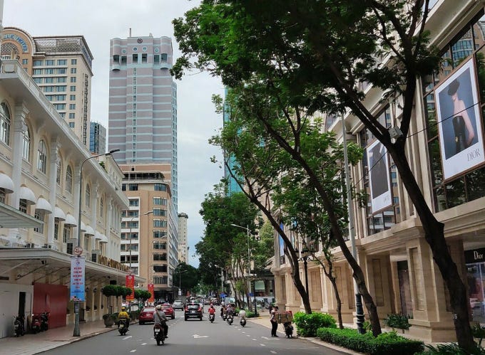Tuyến đường Đồng Khởi, đoạn Nguyễn Du đến Tôn Đức Thắng, tập trung phần lớn khách sạn từ 3 đến 5 sao của TP HCM. Ảnh: Nguyễn Nam Tuyến đường Đồng Khởi, đoạn Nguyễn Du đến Tôn Đức Thắng, tập trung phần lớn khách sạn từ 3 đến 5 sao của TP HCM. Ảnh: Nguyễn Nam