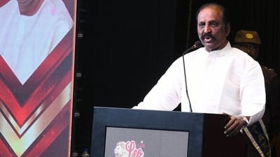 A shoe was attended at lyricist Vairamuthu as he attended an event in Tiruppur.