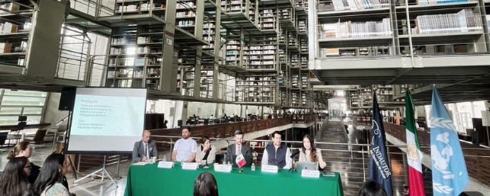 Un grupo de personas en una biblioteca
El contenido generado por IA puede ser incorrecto. Un grupo de personas en una biblioteca
El contenido generado por IA puede ser incorrecto.