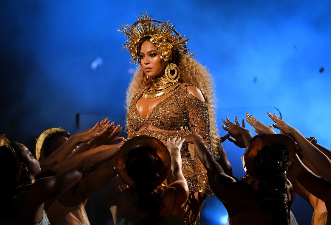 At the 2017 Grammy Awards, Beyoncé wore a gold ensemble seen as a reference to the goddess Oshun.