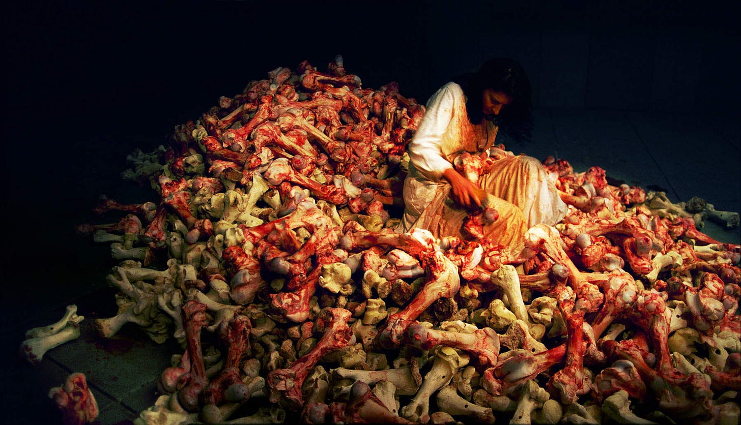 Marina Abramović, Balkan Baroque (Bones) (1997; video a un canale, 9’42”; New York, Abramović LLC)