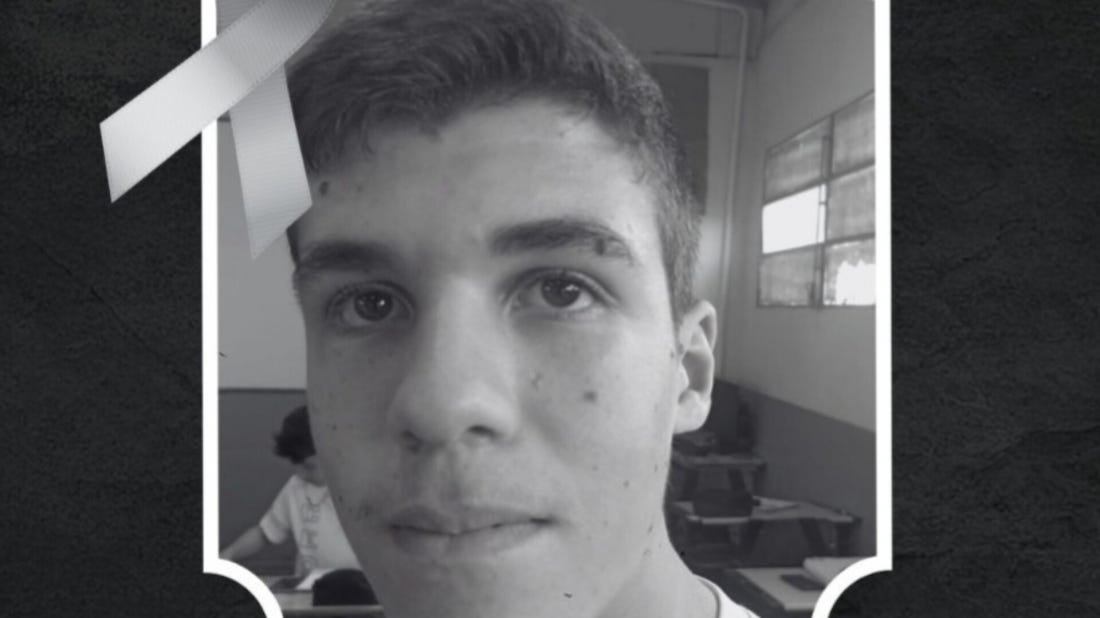 Adolescente de 17 anos morre após passar mal enquanto jogava bola em escola de Tubarão Adolescente de 17 anos morre após passar mal enquanto jogava bola em escola de Tubarão