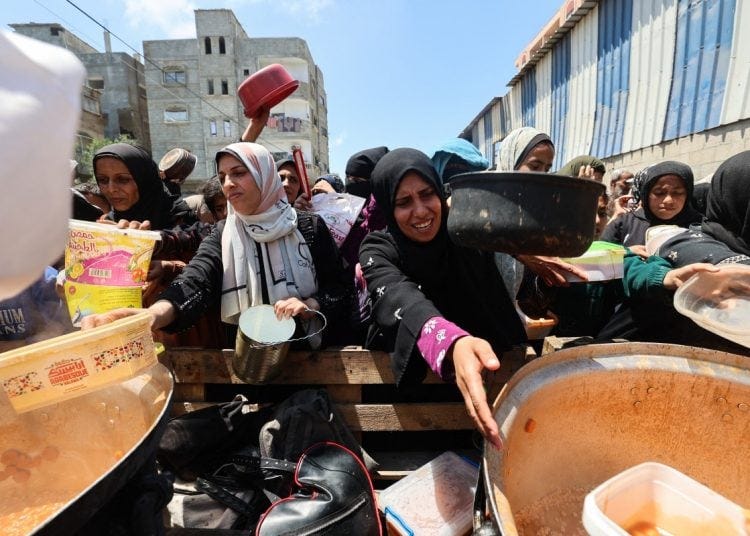 Refugiados palestinos no campo de Nuseirat, em Gaza