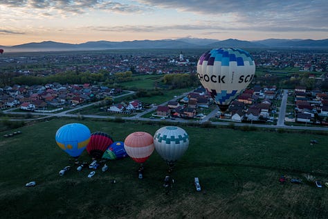 Există ceva profund omenesc în balonul cu aer cald. Balonul nu rupe aerul. Nu îl sfâșie cu viteză. Se ridică lent, aproape cu sfială, și tocmai de aceea pare atât de aproape de ideea de vis.