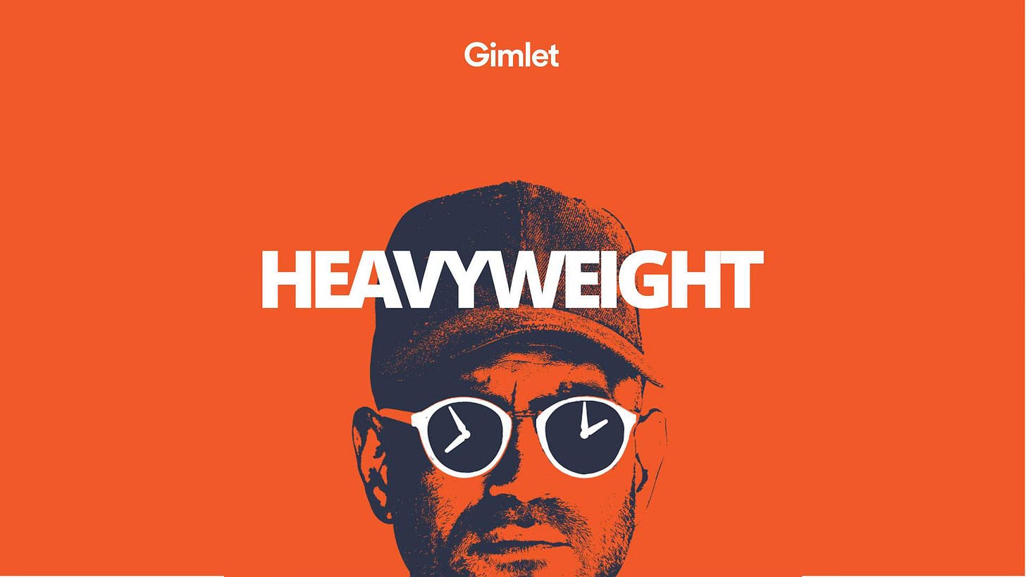 artwork van heavyweight. In een oranje gloed zie je op de achtergrond het hoofd van de presentator met een pet op  en een bril waarin in de glazen wijzers van een klok op verschillende tijden staat. De titel en het logo van Gimlet staan in het wit er overheen