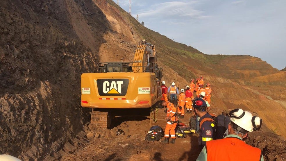 Bombeiros fazendo buscas na área do acidente. — Foto: Corpo de Bombeiros/Divulgação