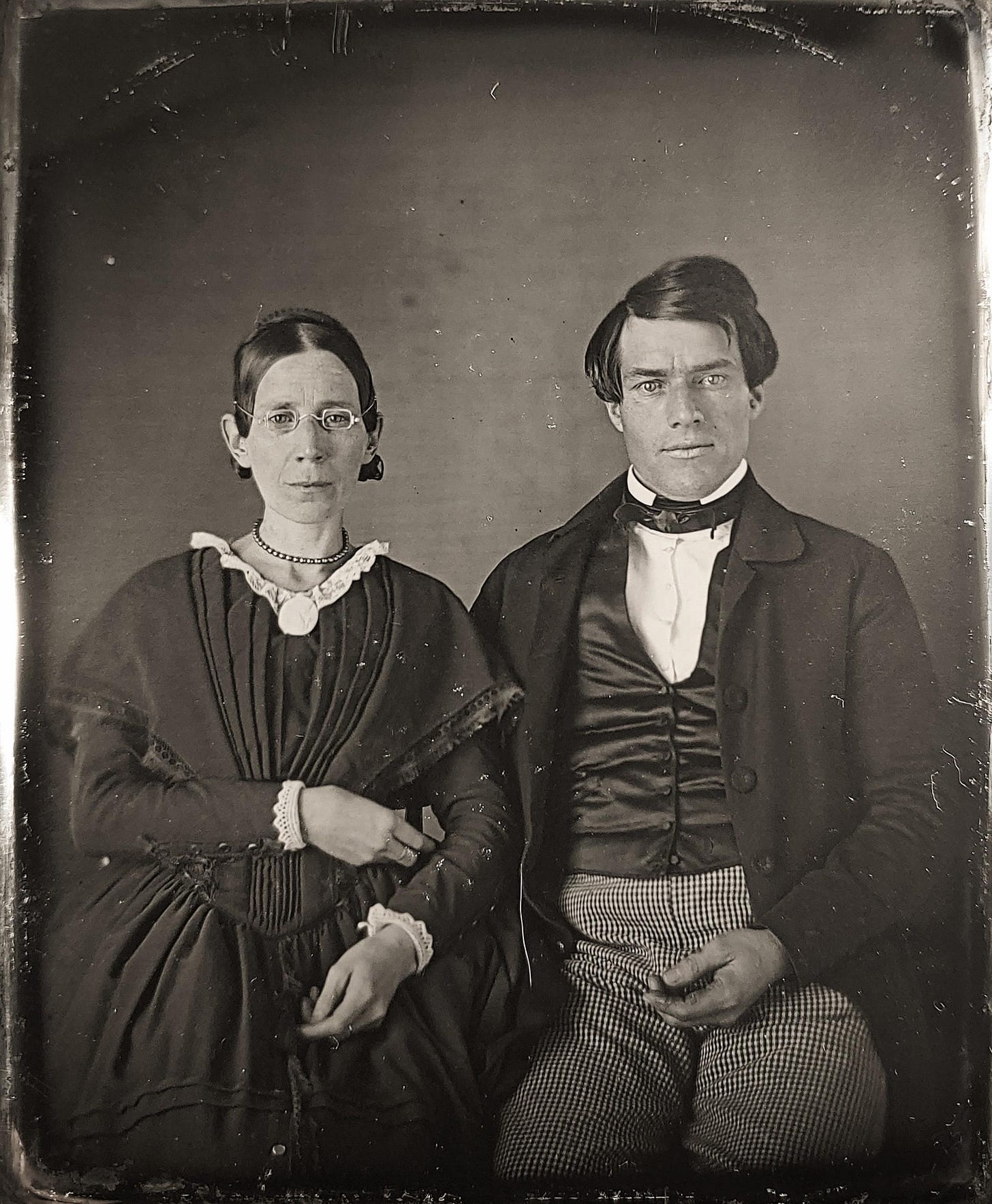 Quarter plate portrait of mother and son, mid to late 1840s :  r/Daguerreotypes