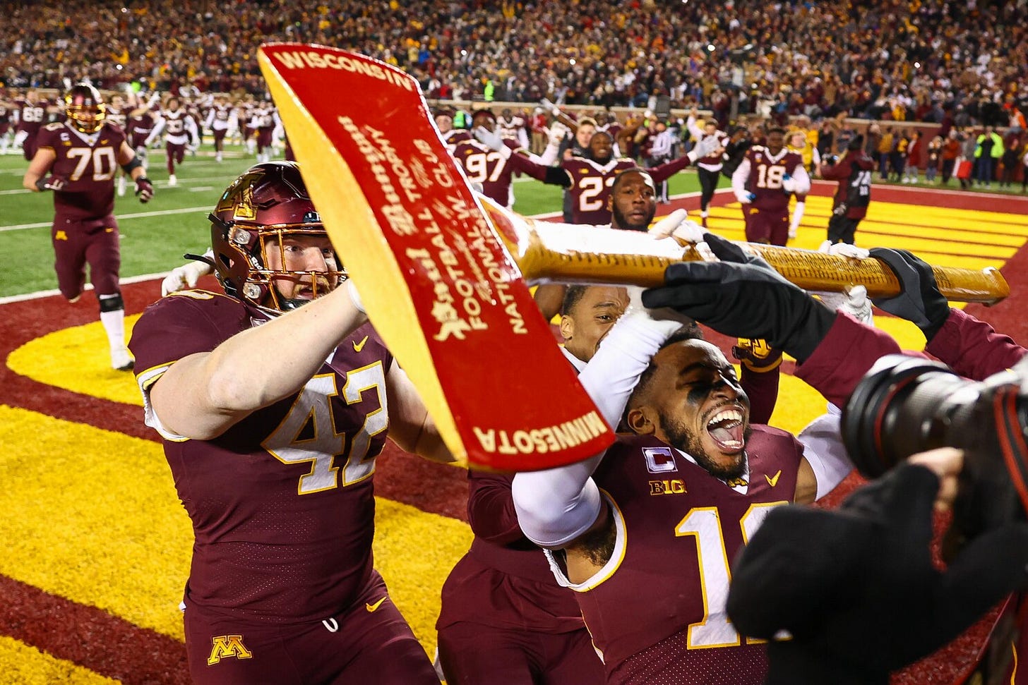COLLEGE FOOTBALL: Gophers reclaim Paul Bunyan's Axe with 23-13 win over  Wisconsin