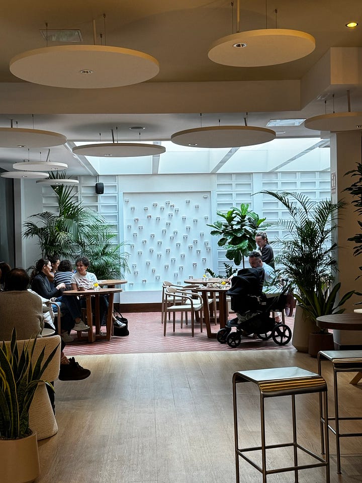 Imágenes de la cafetería, sándwich mixto, café y espacio