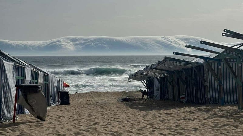 Roll cloud seen from the beach in Póvoa de Varzim. Roll cloud seen from the beach in Póvoa de Varzim.