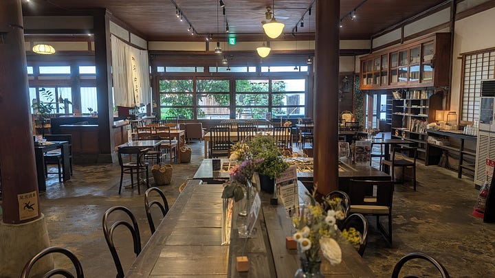 photos d'un torii blanc et de rochers attachés par une corde, d'un plat de ramen japonais, d'une lanterne avec un hortensia et d'un café traditionnel.