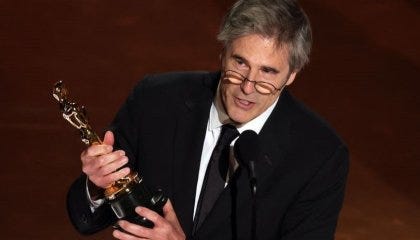 Walter Salles durante discurso após vencer o Oscar de Melhor Filme Internacional por "Ainda Estou Aqui"