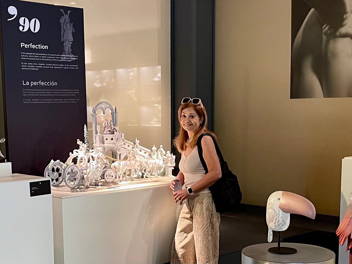 彫刻・オブジェ Lladro DE PASEO Y LECTURA 05000 Lladro Girl Reading Figurine 05000 Lady Reading a Book in