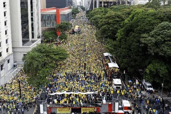 Pessoas na rua de uma cidade com prédios e árvores

O conteúdo gerado por IA pode estar incorreto.