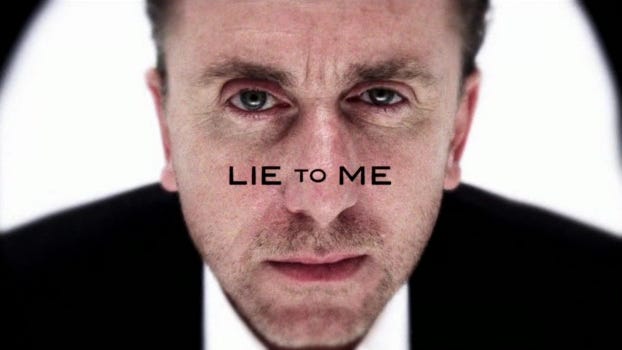 La faccia dell'attore Tim Roth in primo piano, che sembra osservarci da vicino. La faccia dell'attore Tim Roth in primo piano, che sembra osservarci da vicino.