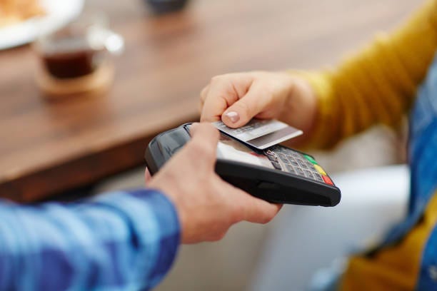 Convenient way of payment Close-up of unrecognizable customer choosing contactless payment using credit card while waitress accepting payment over nfc technology retail transaction stock pictures, royalty-free photos & images Convenient way of payment Close-up of unrecognizable customer choosing contactless payment using credit card while waitress accepting payment over nfc technology retail transaction stock pictures, royalty-free photos & images