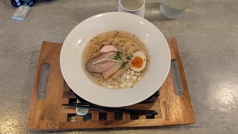 photos d'un torii blanc et de rochers attachés par une corde, d'un plat de ramen japonais, d'une lanterne avec un hortensia et d'un café traditionnel.