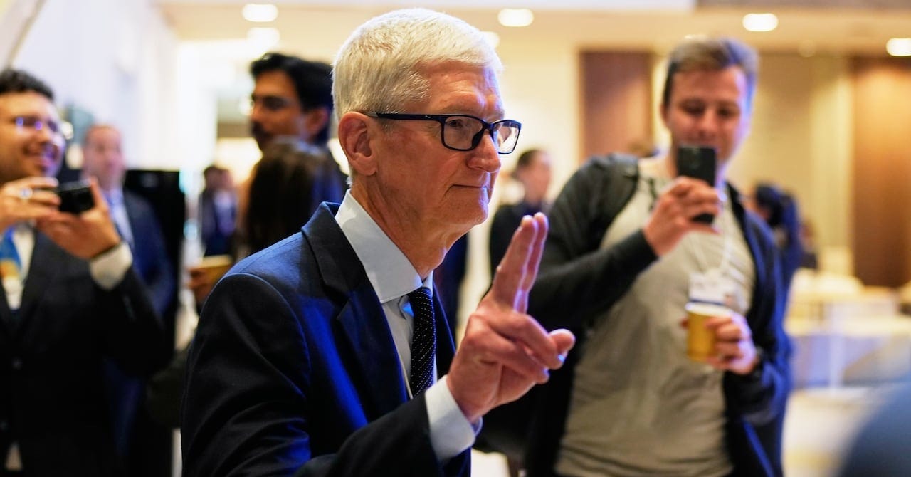 Tim Cook stepping down as Apple CEO, handing reins to hardware leader John  Ternus | CBC News