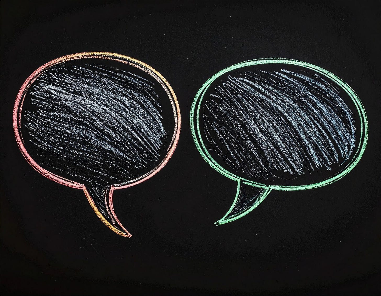 Imagem em fundo preto, sobre ela há o desenho de dois balóes de fala escritos a giz verde e rosa. Fim da descrição. 