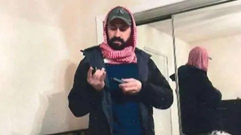 Oikeuden asiakirjojen mukaan Al-Muhtadi toimii Demokraattisen rintaman Palestiinan vapauttamiseksi (DFLP) sotilaallisen siiven, National Resistance Brigadesin (NRB, myös nimellä Martyr Umar al-Qasim Forces), palveluksessa. Oikeuden asiakirjojen mukaan Al-Muhtadi toimii Demokraattisen rintaman Palestiinan vapauttamiseksi (DFLP) sotilaallisen siiven, National Resistance Brigadesin (NRB, myös nimellä Martyr Umar al-Qasim Forces), palveluksessa.