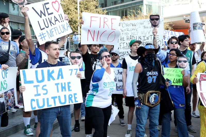 Dallas Mavericks fans protest Luka Doncic trade prior to Anthony Davis'  first game